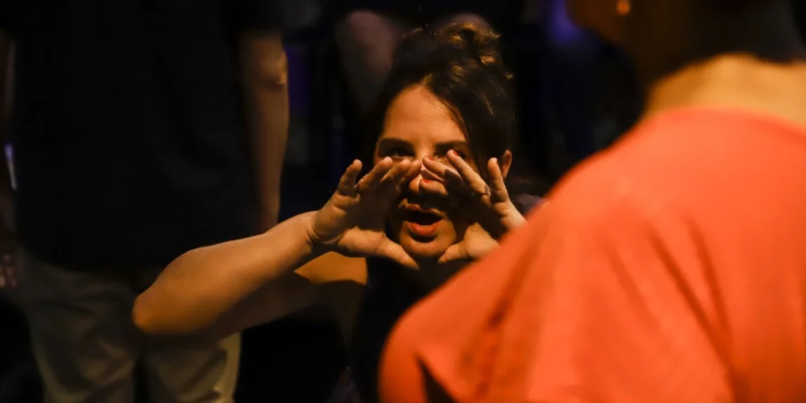 foto do espetáculo Vozes da Escola, em cena Fernanda Paiola
